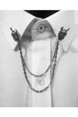 Kasklı Yüz Figürlü Zincirli Gömlek Yaka Iğnesi